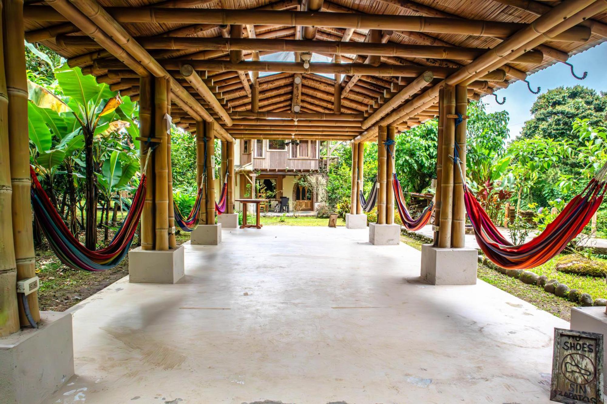 La Casa De Cecilia Mindo Hostel Екстериор снимка